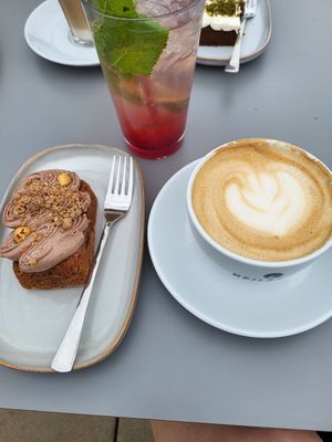 Rosenlimo, Hafermilch-Kaffee und Bananenkuchen at Café 23  in Wuppertal
