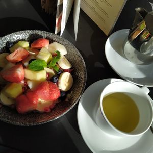 Power Fruit Bowl und ein Kännchen Tee at Chocolat Grand Cafe in Cologne