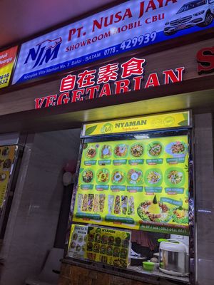The stall front and menu at Nyaman Vegetarian 自在素食 in Batam