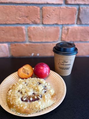 Drożdżówka orkiszowa z budyniem i owocami 🔥 at Bez Cukrzenia in Gdansk