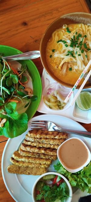 T at Charlie and Lek Health Restaurant in Pai