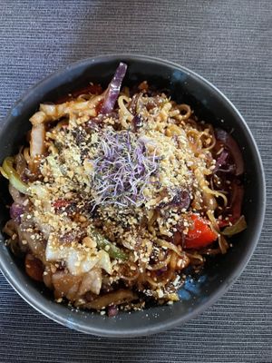 Noodels con vegetales para riquisimo con brotes de rabano y en aliño tenía almendras, un deleite.   at Ancora in La Palma