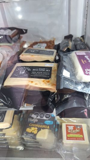 Ya manejan Calavegan 😍😋🙌🏻 at Veggie Deli in Puebla