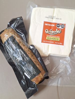 Hoy compramos un apetitoso Calavegan 😻, y claro que no puede faltar un Q-foods Oaxaca 😋 at Veggie Deli in Puebla