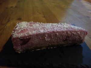 raw vegan chese-strawberry cake at Princesa do Castelo in Lisbon