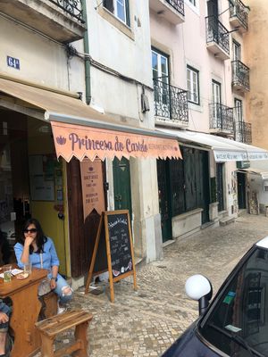 Just one outdoor table at Princesa do Castelo in Lisbon