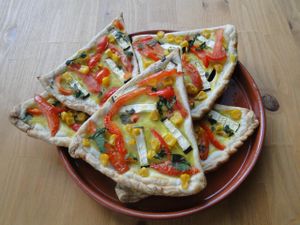 Crispy Mini pizza with vegan cheese at Princesa do Castelo in Lisbon