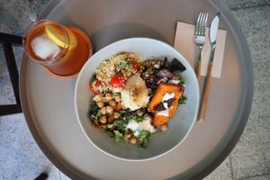 Salad Bowl with Hummus all homemade & fresh with a refreshing, cold tea infusion at Selva Coffee in Sevilla