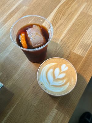 Café y cold brew at Selva Coffee in Sevilla