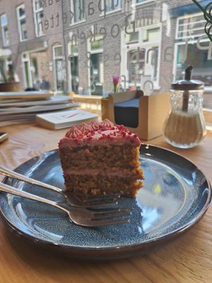Raspberry cake at De Onbekende Boekhandel in Wageningen