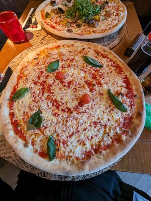 Vegane Pizza Margherita at L'Osteria in Jena