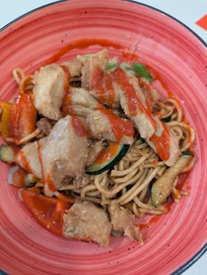 Asiatische Nudelpfanne mit veganem Hähnchen at Cafeteria Zur Rosen in Jena