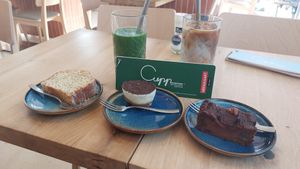 Vegan gebakjes, iced latte en smoothie at CUPP - Kanaalweg in Utrecht