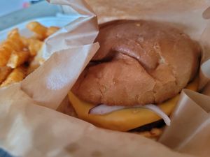 Vegan Chilicheese Burger and chips at Happy Burgers - Cloud Kitchen in Fredrikstad