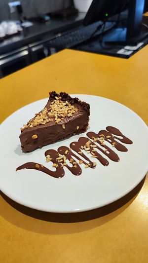 Dá para acreditar que é 100% vegan??? Tarte de chocolate e amendoim at Divino Grão in Braga