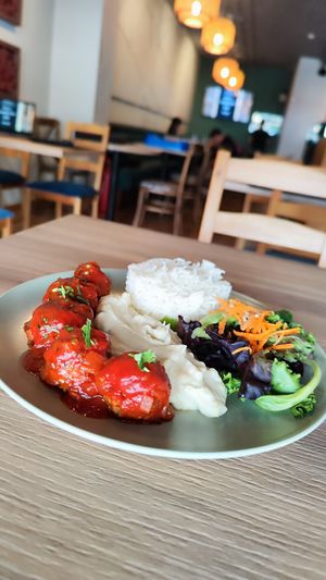 Apresentamos nossas almôndegas de soja: uma combinação perfeita de sabor intenso e textura suave. Cuidadosamente empratadas, elas são mais do que uma refeição - são uma expe at Divino Grão in Braga