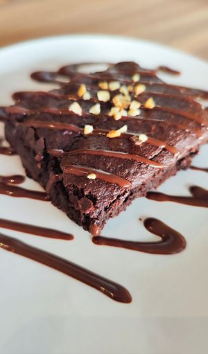 Brownie de chocolate com banana: uma fusão tentadora de sabores ricos e textura suave, 100% vegano e irresistivelmente delicioso. at Divino Grão in Braga