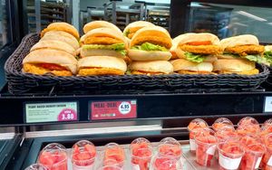 plantbased crunchy chicken 3,80€ and watermelon 2,70€ at Back Factory - Hannover in Hannover