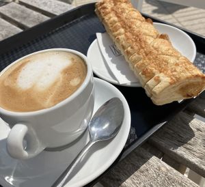 Long vegan apple roll with café con leche avena. May 2025  at Forn Sant Salvador in Tarragona