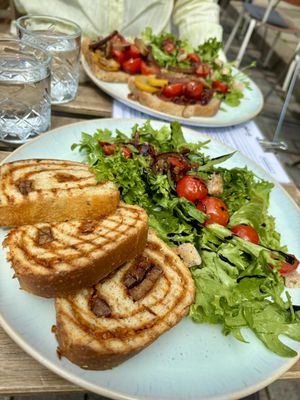 Babka mit Tofu & Pesto gefüllt, dazu Salat ⭐️⭐️⭐️⭐️⭐️  at Café Pfusch in Leipzig