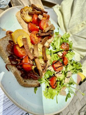 Frisches Brot mit Grillgemüse & Salat ⭐️⭐️⭐️⭐️⭐️  at Café Pfusch in Leipzig