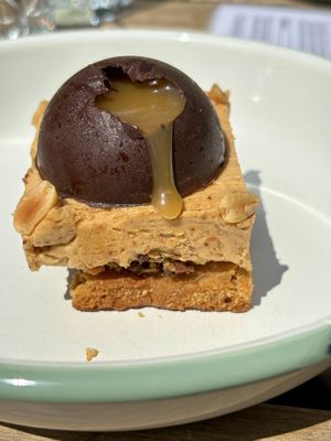 Wer Erdnüsse & Caramel mag, der*die wird es lieben! ⭐️⭐️⭐️⭐️⭐️  at Café Pfusch in Leipzig