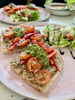 Brot mit Auberginen, Tomaten, Papkrika, Pesto & Salat ⭐️⭐️⭐️⭐️⭐️  at Café Pfusch in Leipzig