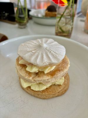 Zitronen-Himbeer-Törtchen • echt sau(er)lecker ⭐️⭐️⭐️⭐️⭐️  at Café Pfusch in Leipzig