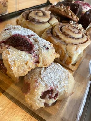 Vegan Cinnamon Rolls & Vegan scones at Mälis in Biarritz