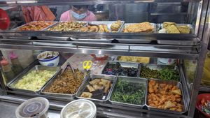 Variety of dishes at Xue Hua Vegetarian 雪花素食 in East Singapore