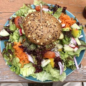 Veganer Burger mit Salat  at Talstation Heumöderntal in Treuchtlingen