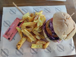 Veganer Burger & Pommes :) at PinsinoGiusto - San Teodoro in San Teodoro