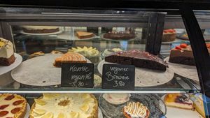 Karottenkuchen und Brownie at Brandmarken Backmanufaktur in Jena