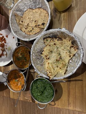 Roti und Naan mit Knoblauch  at Bombay Talkies in Kuala Lumpur