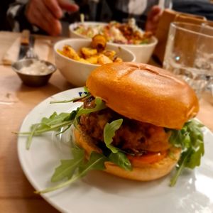 Burger cheezy bacon 😋 Goutu et relevé ! at Bloomy Rive Gauche in Toulouse