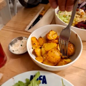 Side : patates et sauce blanche crémeuse 🤍 at Bloomy Rive Gauche in Toulouse