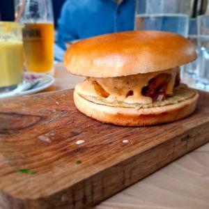 Mexican Burger 🍔 Peu de guacamole, mais sauce très bonne ! at Bloomy Rive Gauche in Toulouse