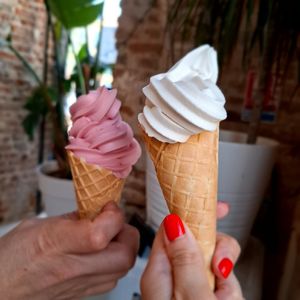 Glaces à l'italienne 🤍🍦🩷
Enfin des glaces à l'italienne veganes à Toulouse ! Fraise et/ou vanille. Délicieuses ! at Bloomy Rive Gauche in Toulouse