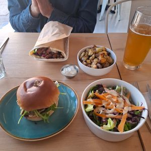 Kebab, patates et sauce blanche, burger italiano, salade at Bloomy Rive Gauche in Toulouse