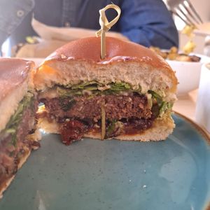 Inside burger italiano 👀 : tomates séchées, oignons, pesto, roquette, mozza... at Bloomy Rive Gauche in Toulouse