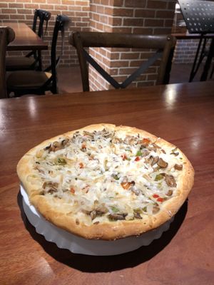 Jalapeño mushroom pizza at Vegan Taipei in Taipei