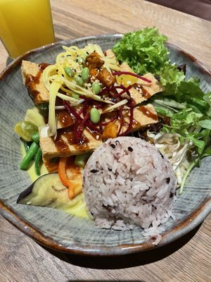 To special mit (A) grünem Curry und Avocado  at To1980 Vegan - Pempelfort in Dusseldorf