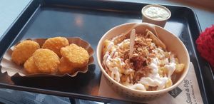 Nuggets and garlic fries at Swing Kitchen - Invalidenstraße  in Vienna