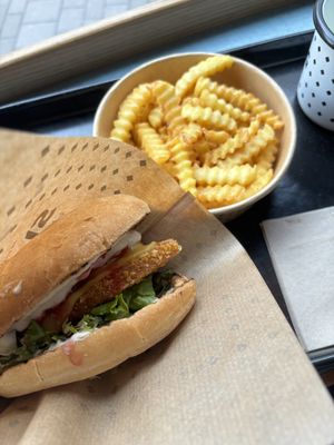 Pink Burger (discontinued) + Wavy Fries (discontinued)  at Swing Kitchen - Invalidenstraße  in Vienna