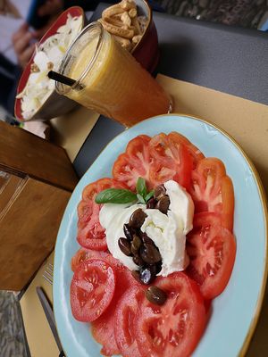 caprese salad at Sbuccia in Finale Ligure