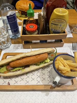 Green Dog with chips  at Kurz & Gut - Gaudi in Barcelona