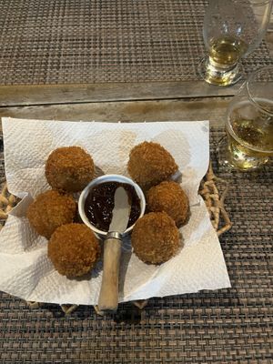 Coxinhas de brocolis e caju com molho de tamarindo. Maravilhoso!  at CASAVEG in Canoa Quebrada