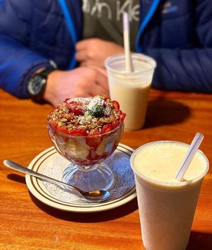 Sobremesas, bebidas vegetais também. Recomendo Cambucha. at The Yellow Deli in Londrina