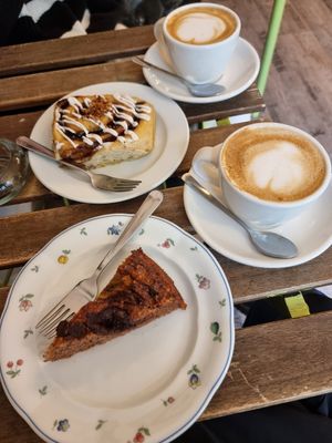 Banana bread and a cinnamon bun #Veganuary at C+ Bakery in Berlin