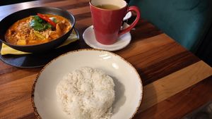 Massaman Curry (ask die vegan) with Tofu an Jasmin Tea at Ruen Thai by Suthita in Zurich